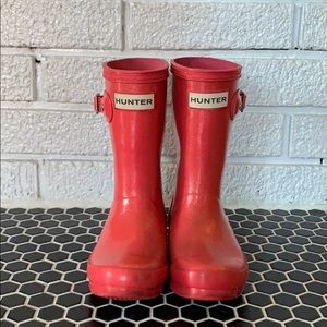 Girl’s Hunter rain boots, in pink glitter!